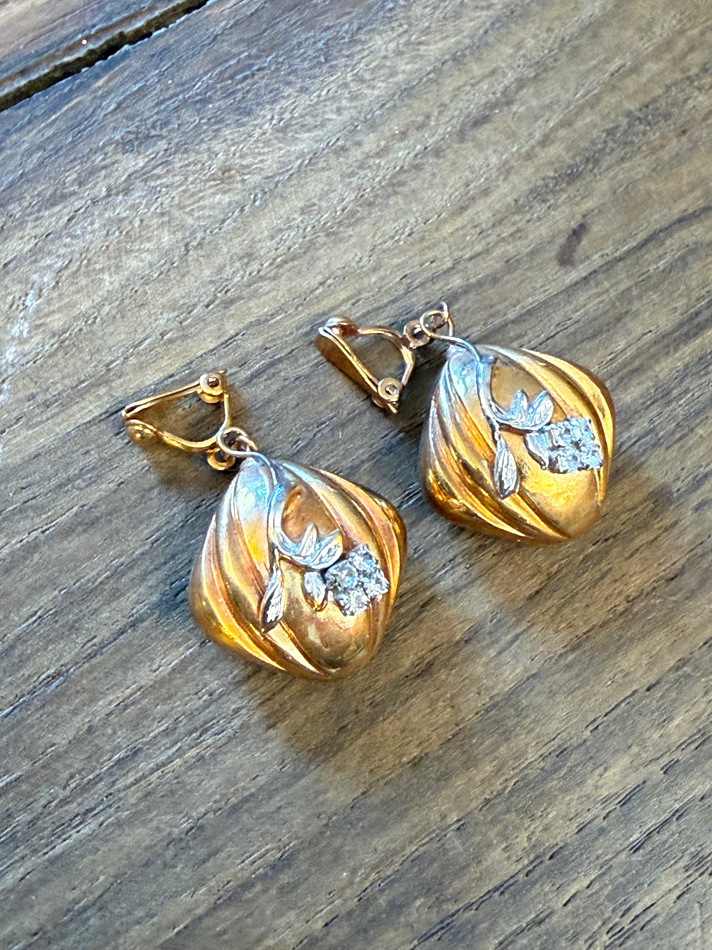 ORECCHINI CON CLIP PENDENTE FIORE