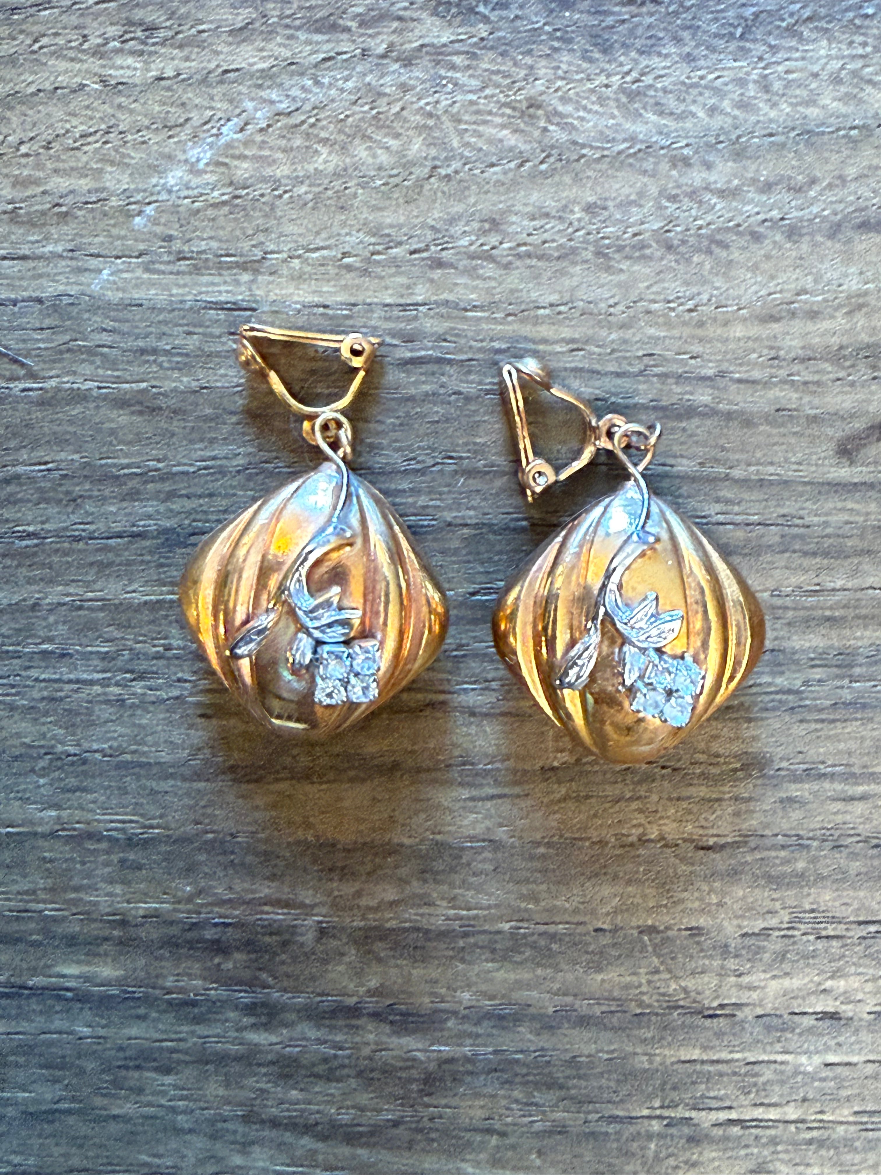 ORECCHINI CON CLIP PENDENTE FIORE