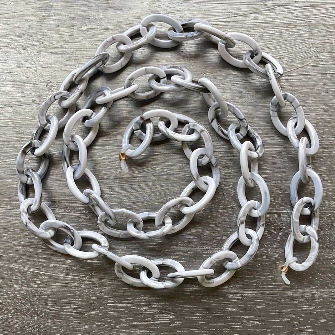 WHITE AND GRAY CHAIN