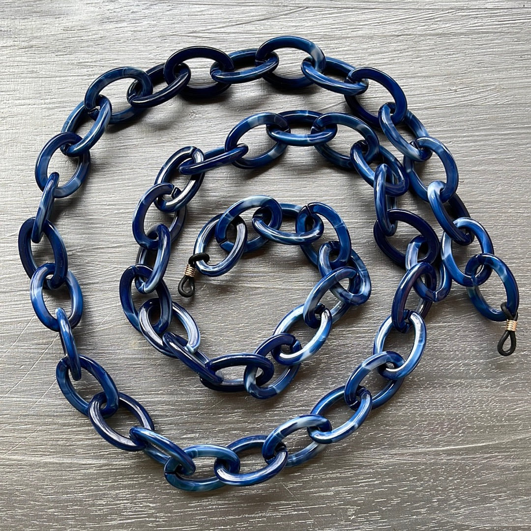 BLUE AND WHITE GLASSES CHAIN