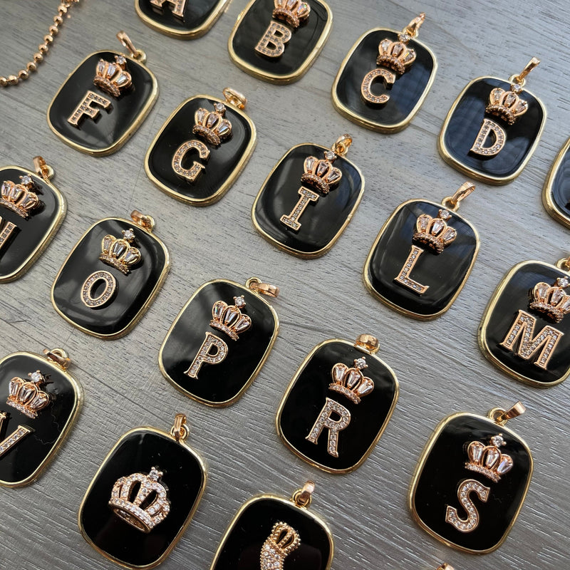 NECKLACE WITH BLACK PLATE LETTER AND CROWN