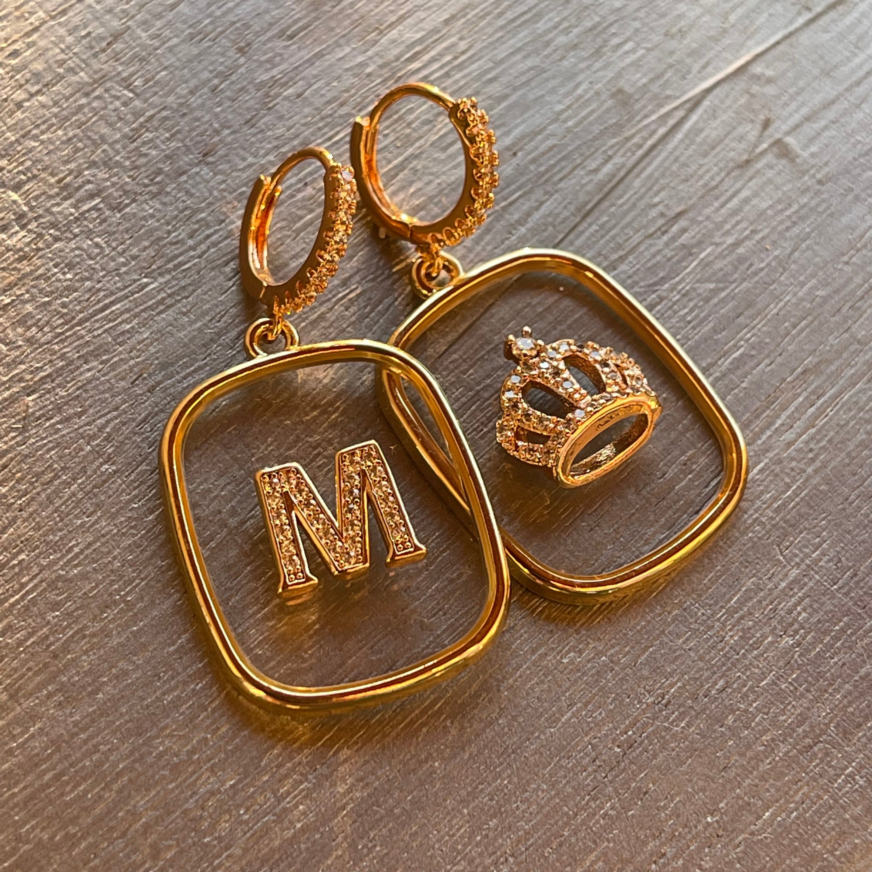 TRANSPARENT PLATE EARRINGS with letters and CROWN