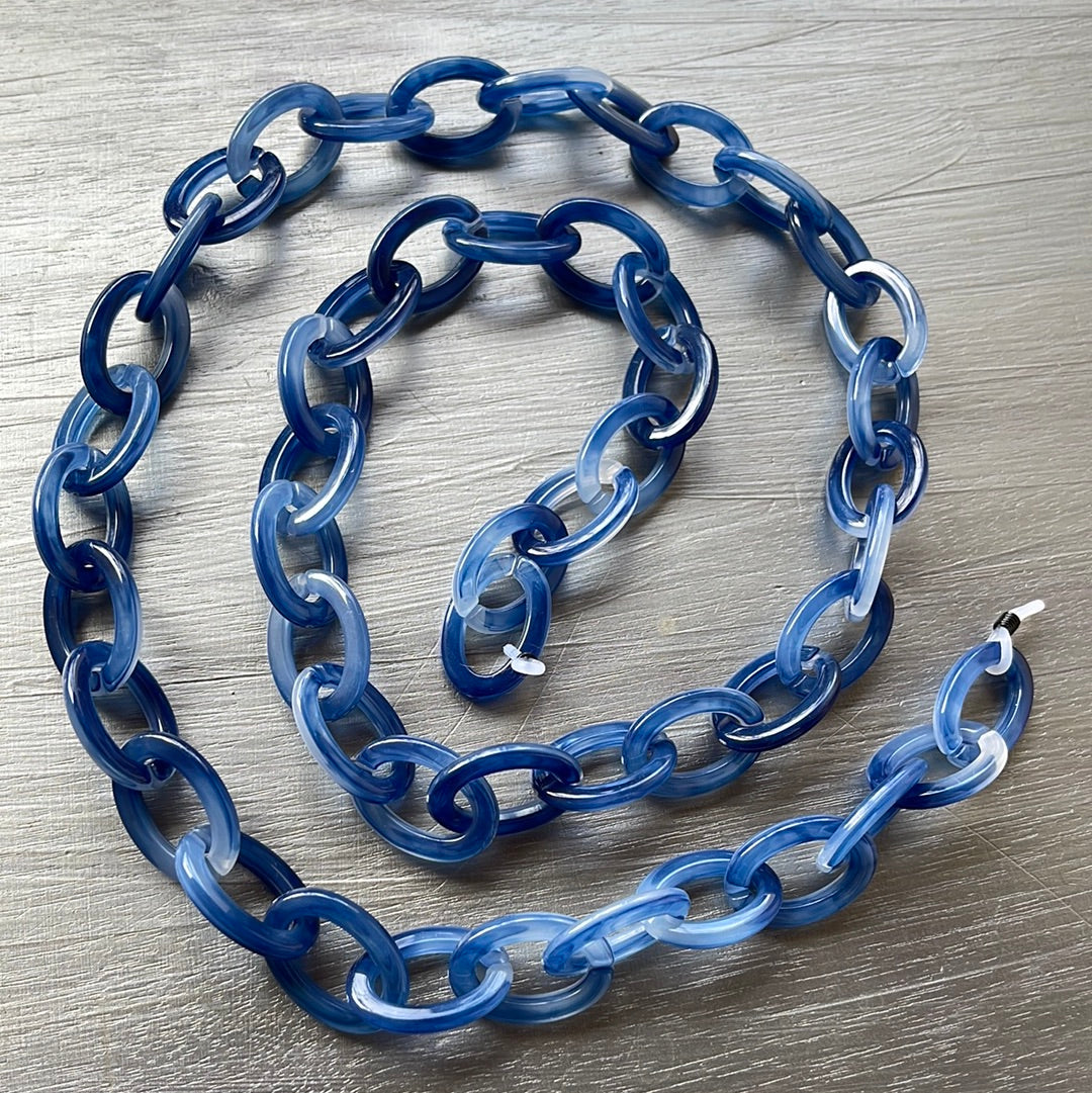 BLUE AND WHITE GLASSES CHAIN