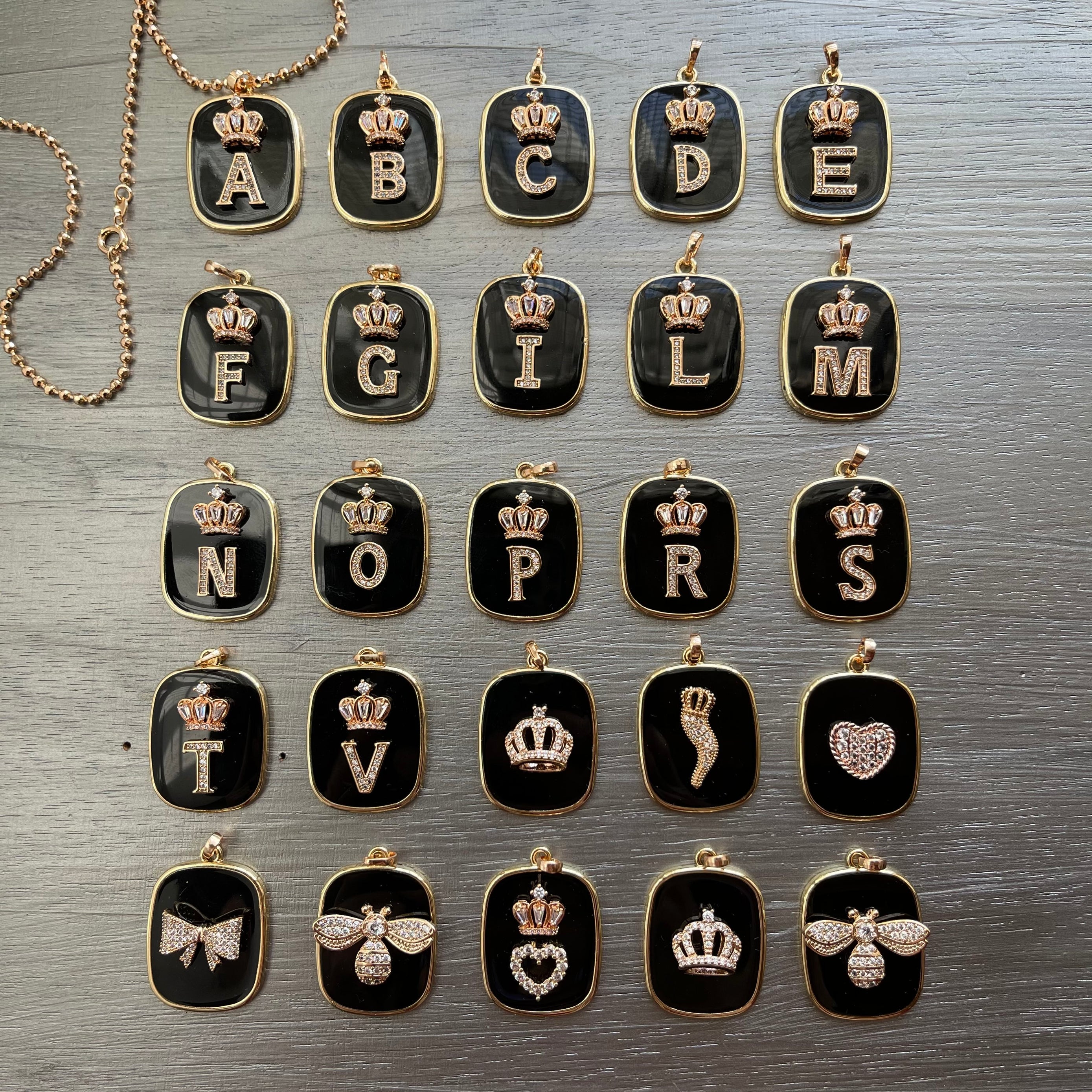 NECKLACE WITH BLACK PLATE LETTER AND CROWN