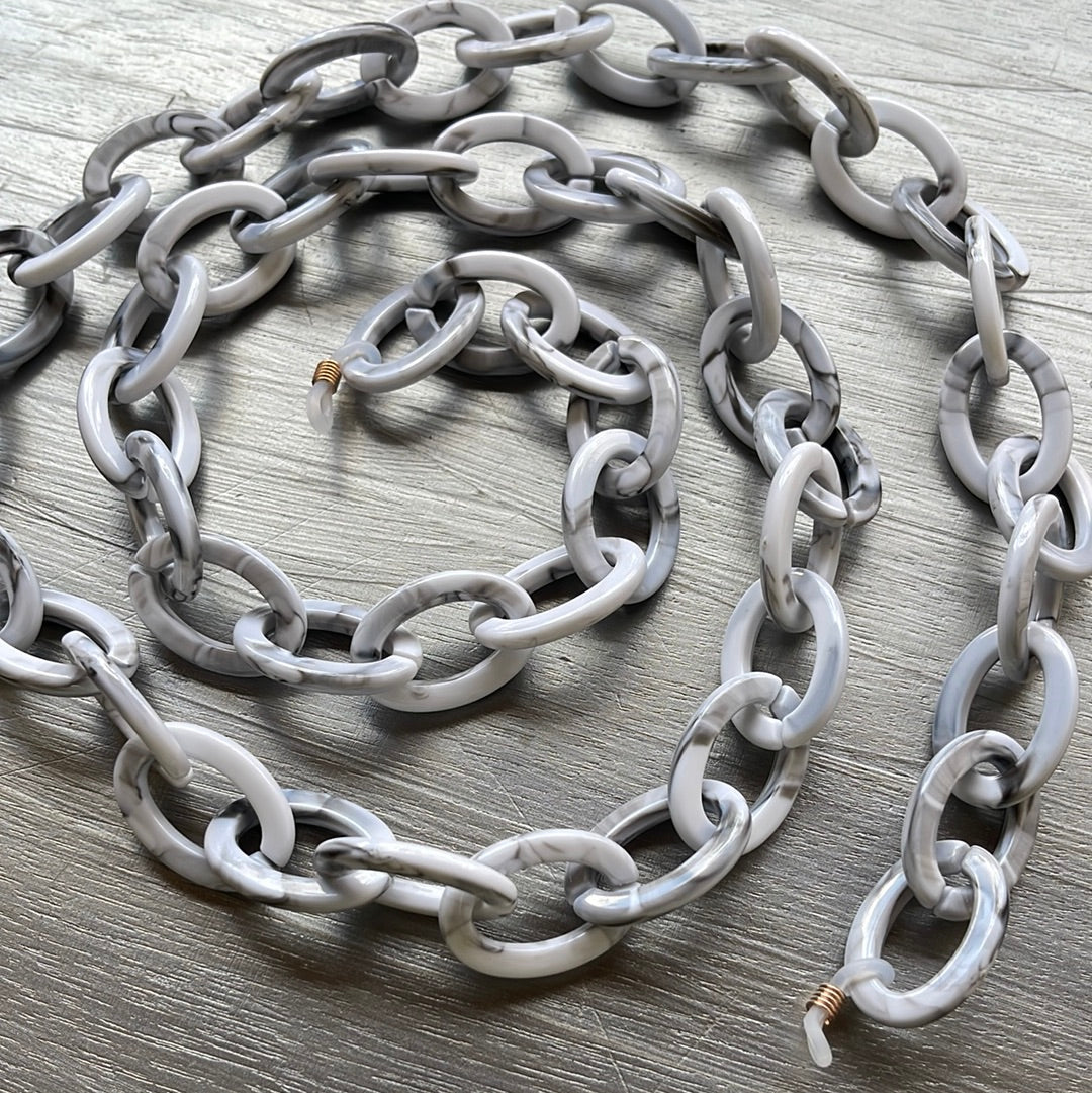 WHITE AND GRAY CHAIN